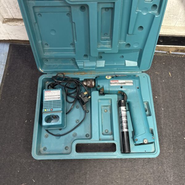 Makita 8400vd cordless drill with charger & battery - untested