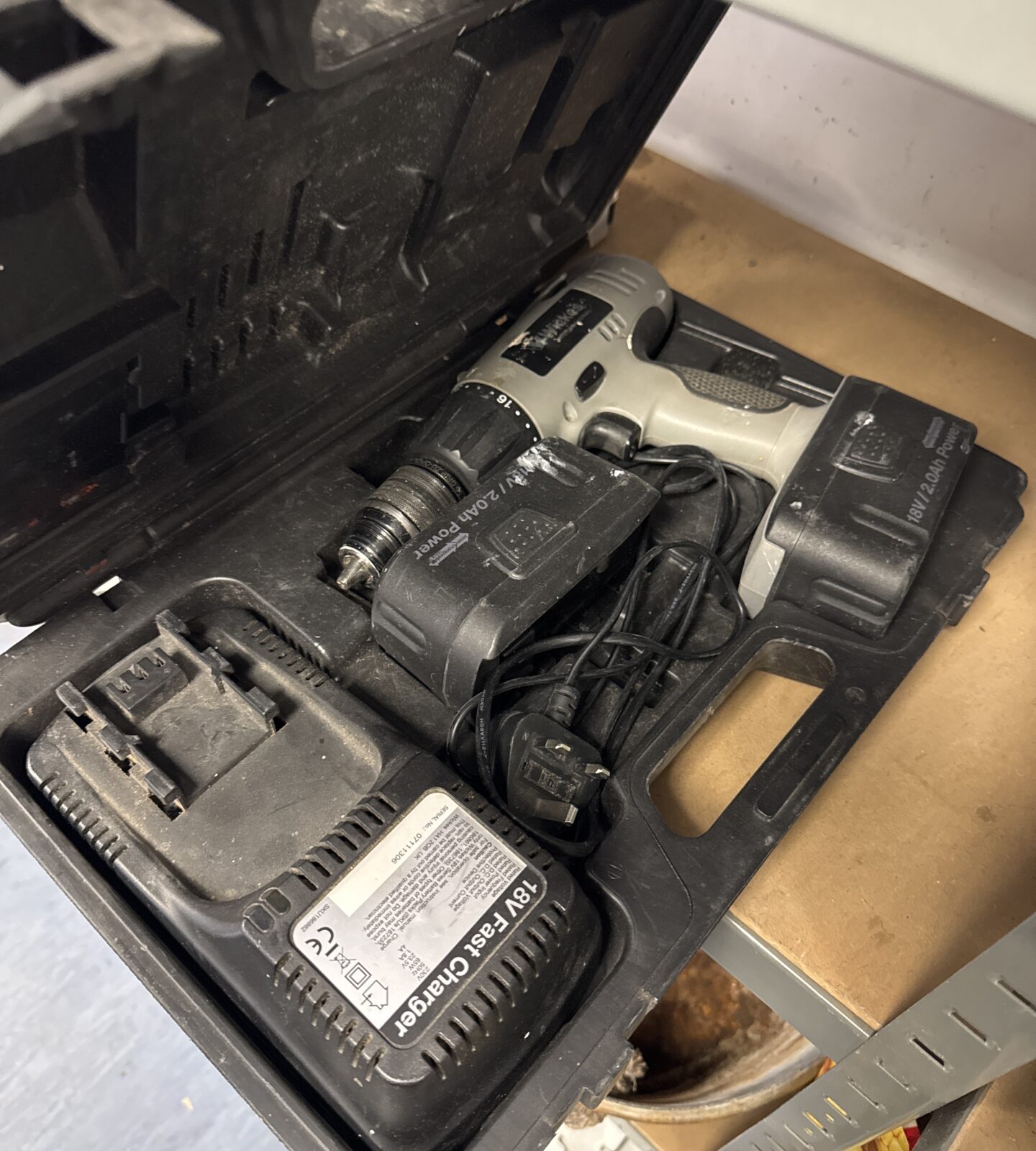 Wickes cordless drill with batteries & charger - powers on