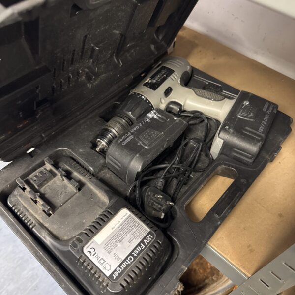 Wickes cordless drill with batteries & charger - powers on