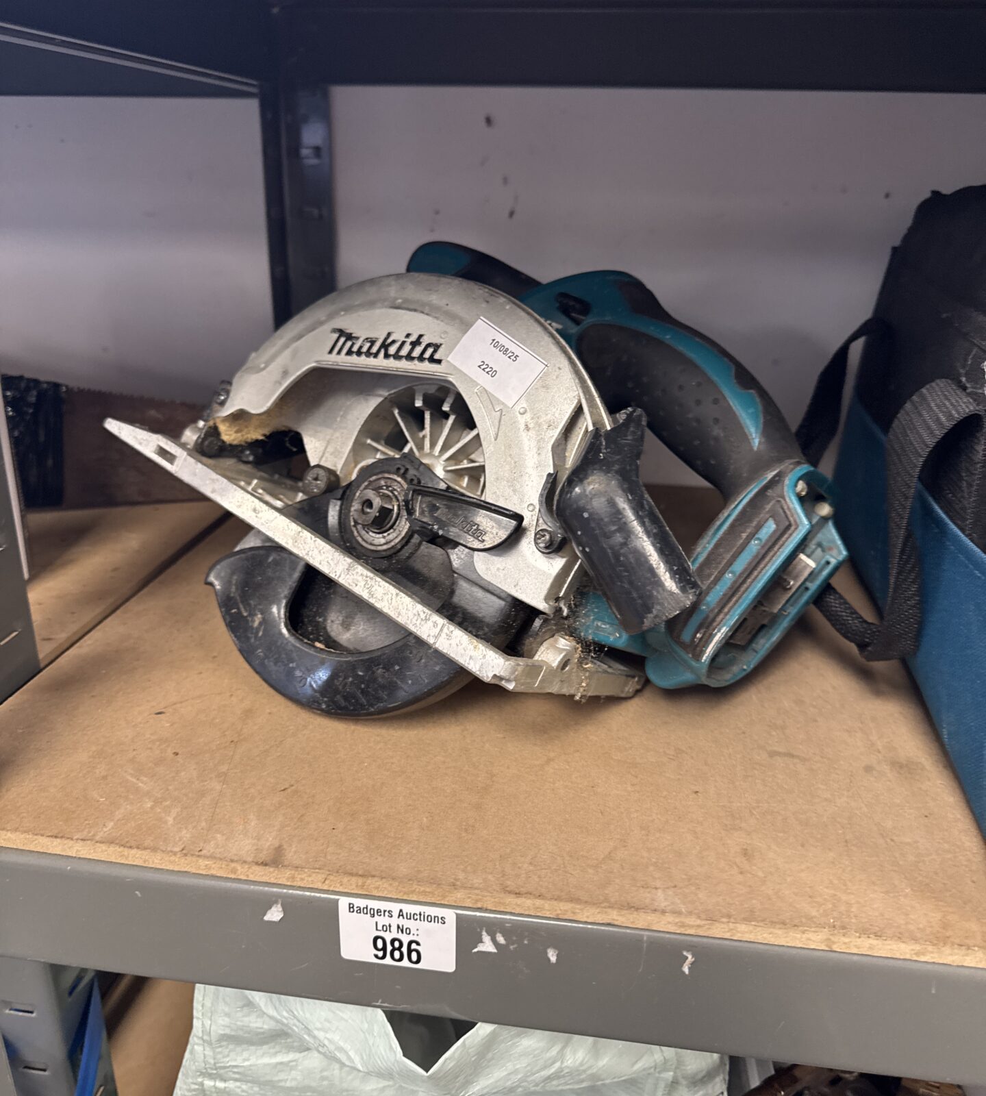 Makita 18v circular saw body only - powered on, needs blade