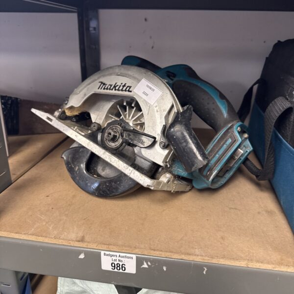 Makita 18v circular saw body only - powered on, needs blade