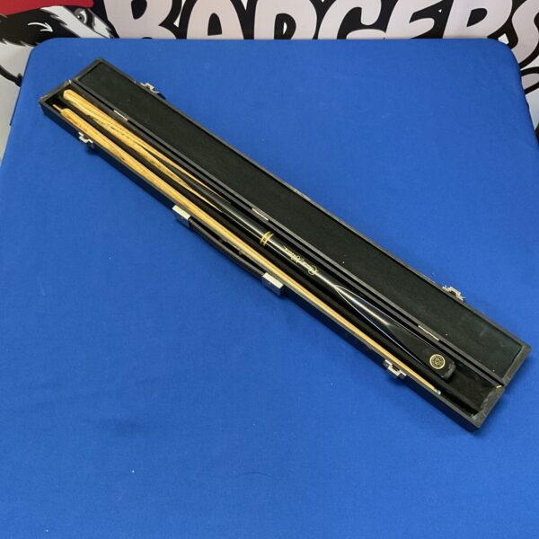 Ronnie O’Sullivan snooker cue in its case, a high-quality billiards cue.