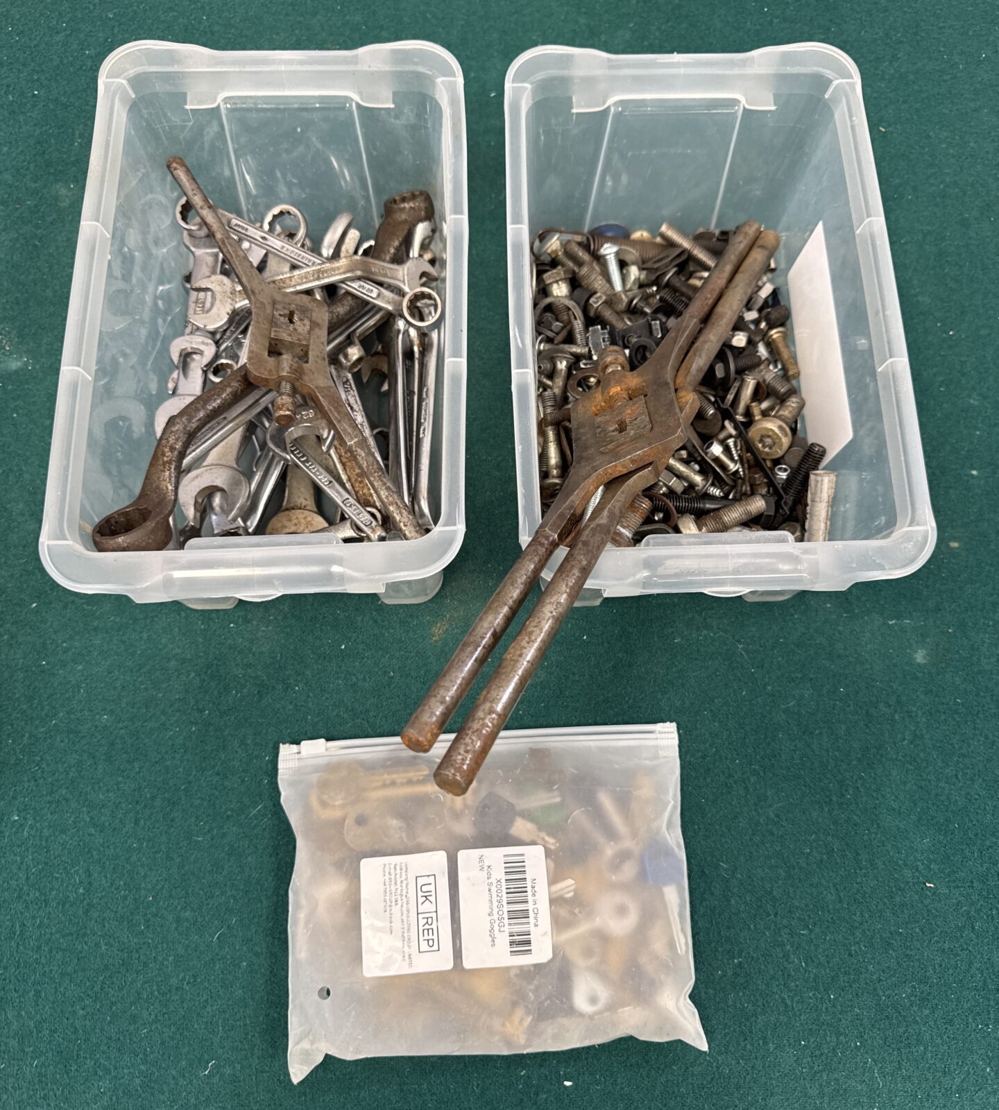 Two small tubs of shed clearance items & a bag of keys