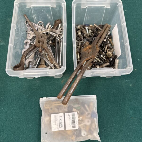 Two small tubs of shed clearance items & a bag of keys