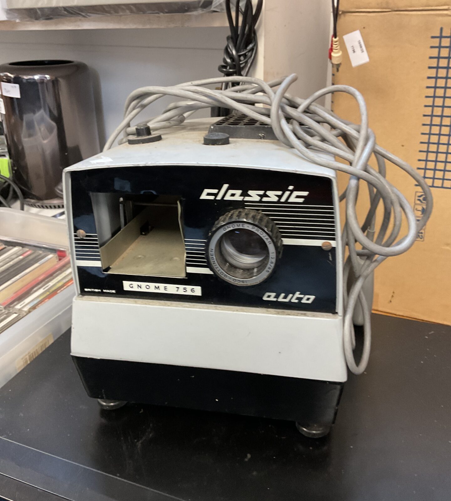Gnome 756 classic slide projector