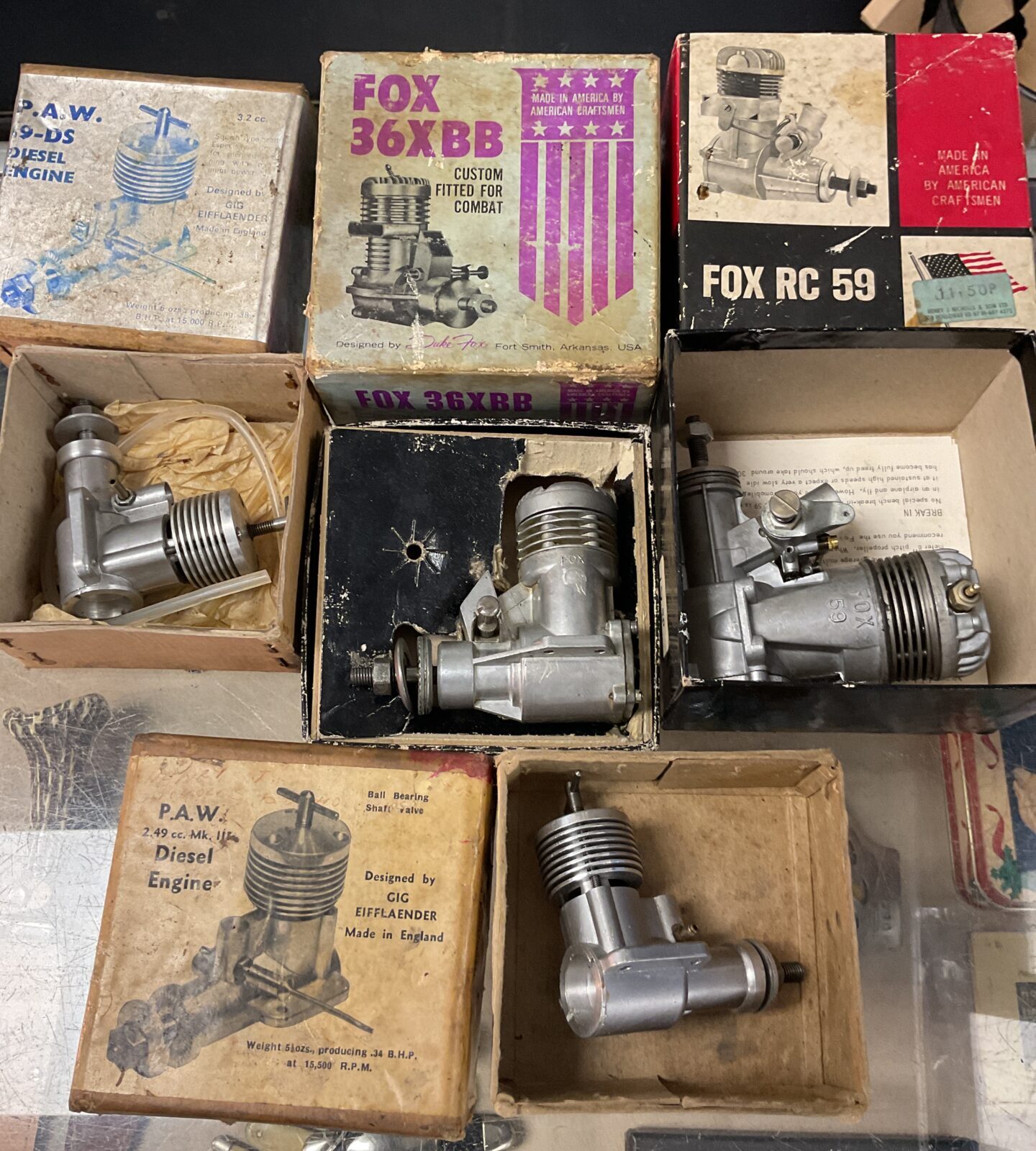 Box of assorted model aircraft and other engines and spares – Badgers ...