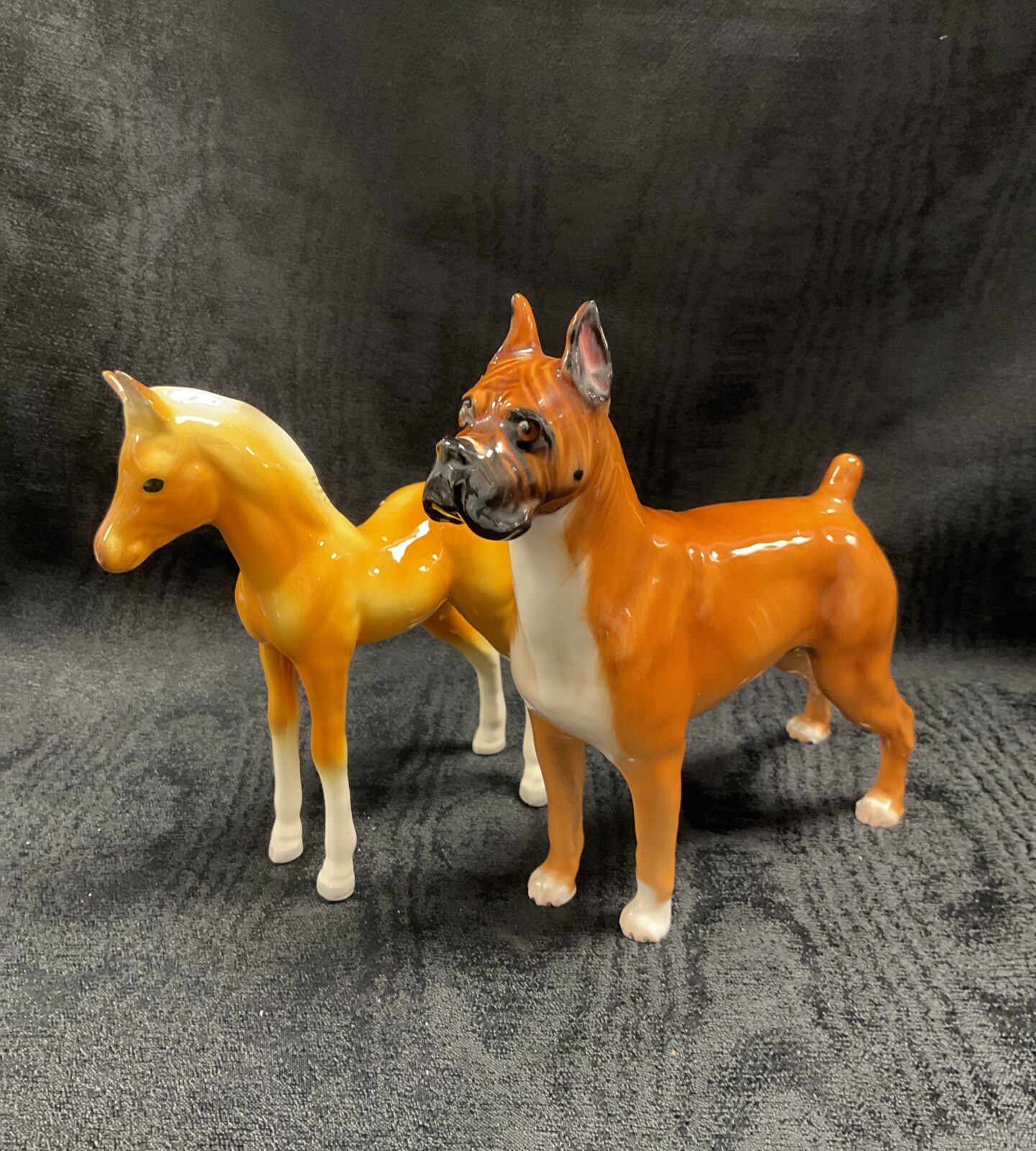 Royal Doulton hn2643 figurine of uk kennel club champion boxer warlord of Mazelaine  and foal