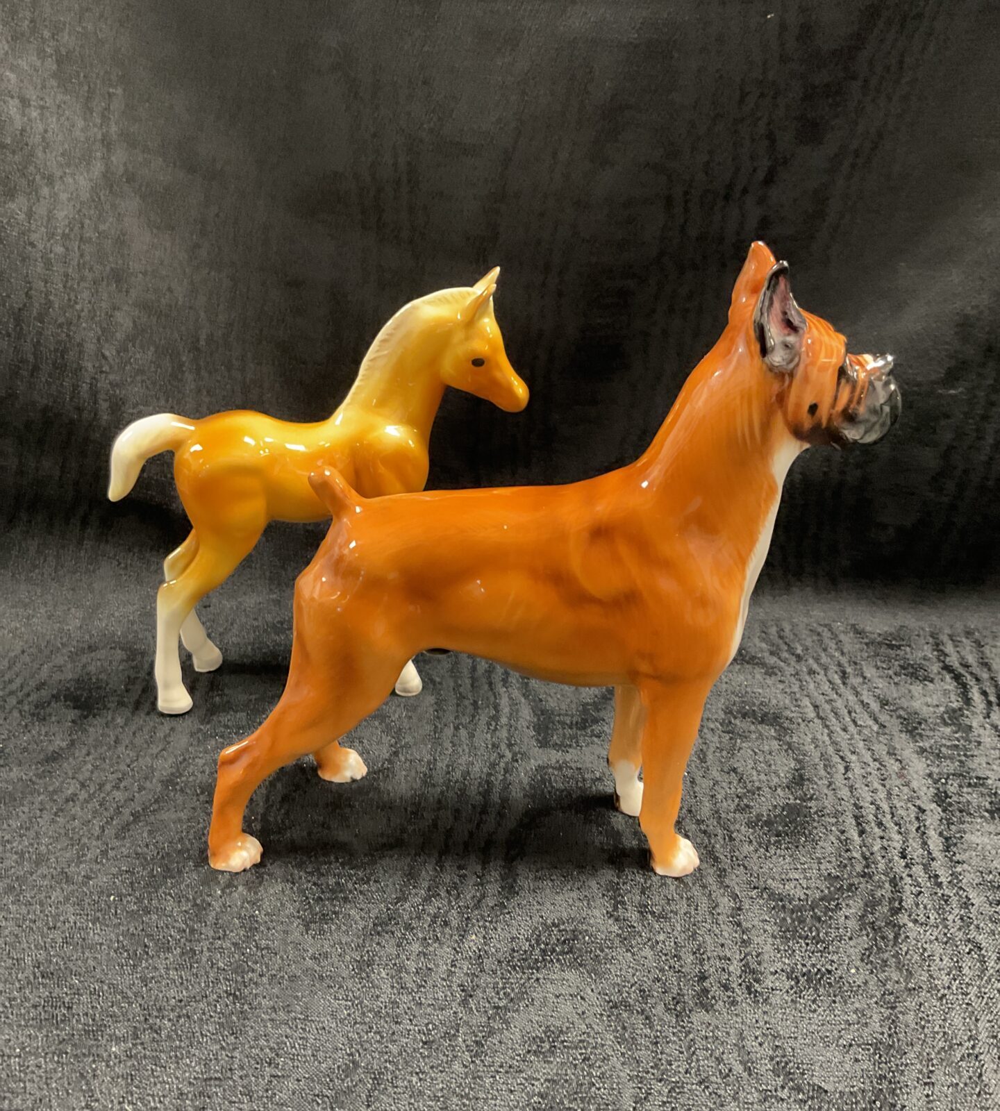 Royal Doulton hn2643 figurine of uk kennel club champion boxer warlord of Mazelaine  and foal - Image 2