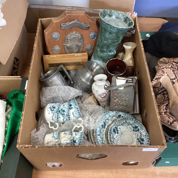 Mixed lot of vintage ceramics and a portable radio.