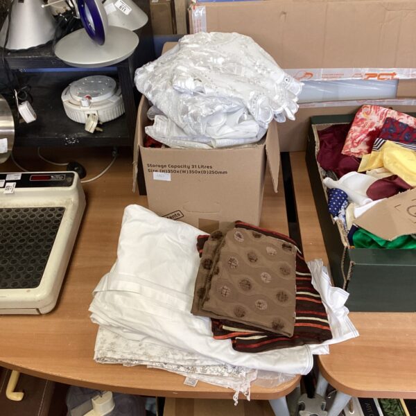 Box of table cloths, cushion covers & mixed linen