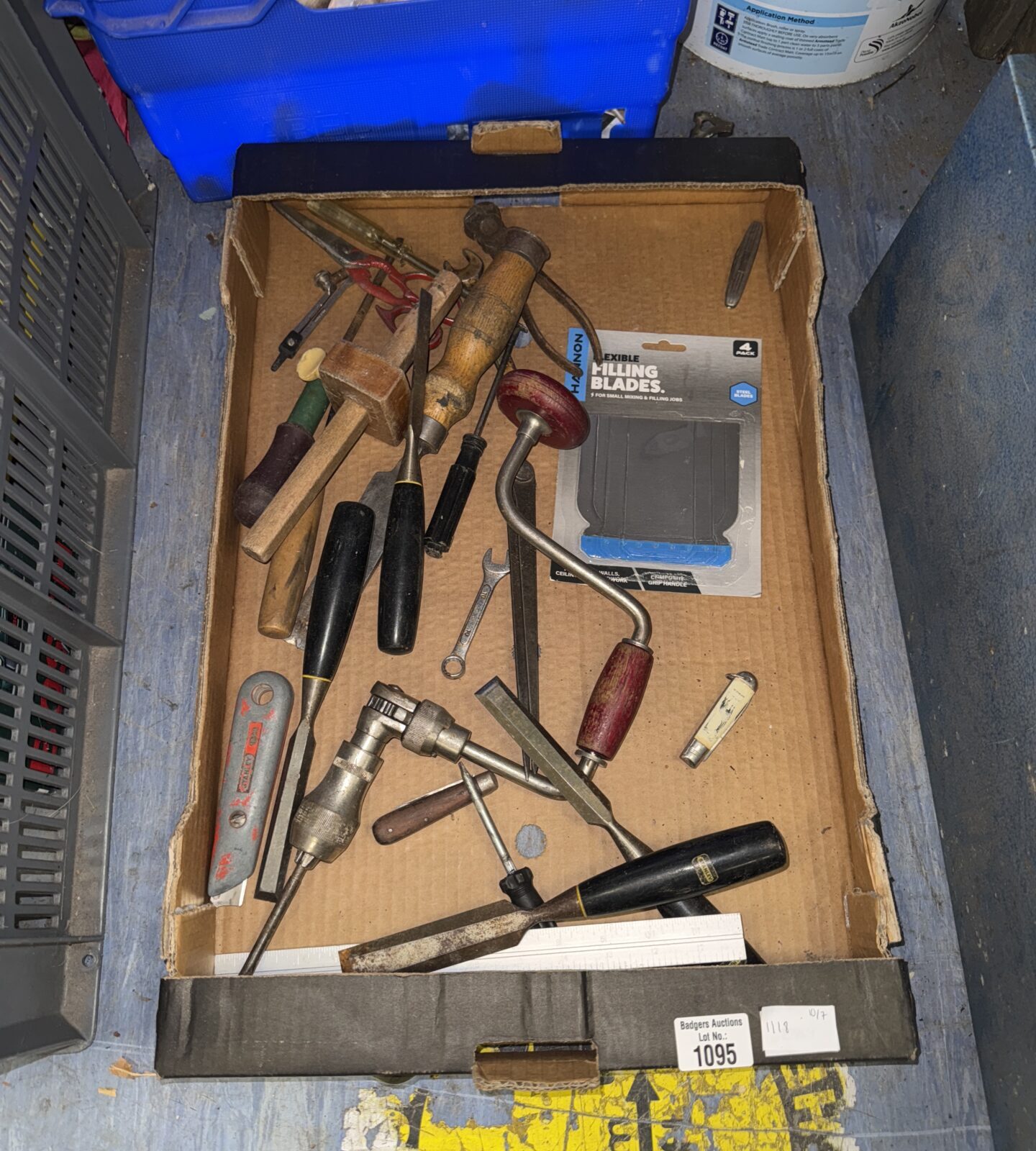Tray of mixed items inc chisels & others