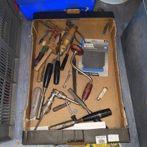 Tray of mixed items inc chisels & others