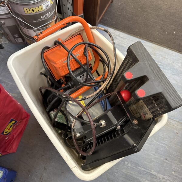 Mixed lot of site lamps and tools for DIY projects.