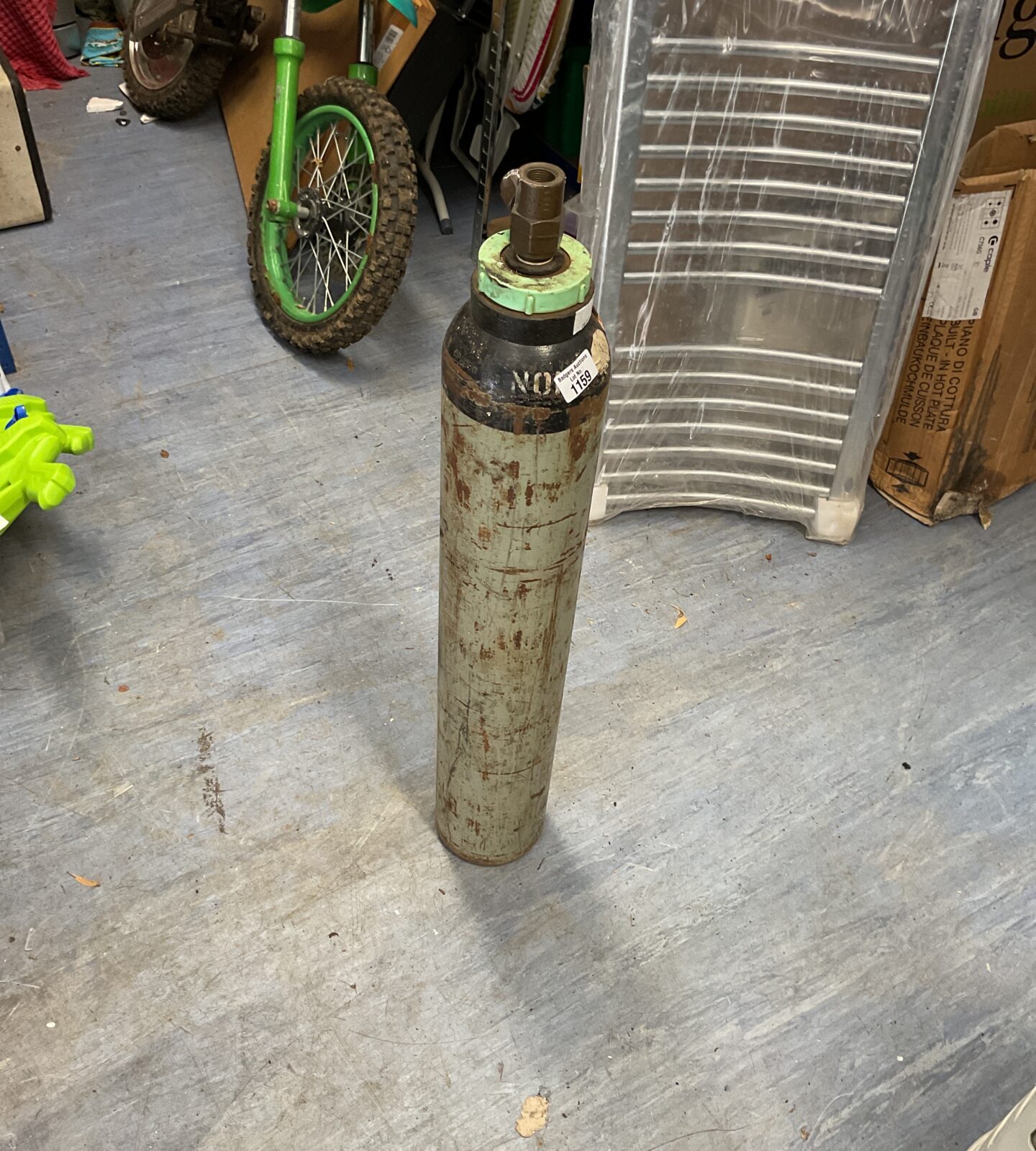 Nitrogen gas bottle