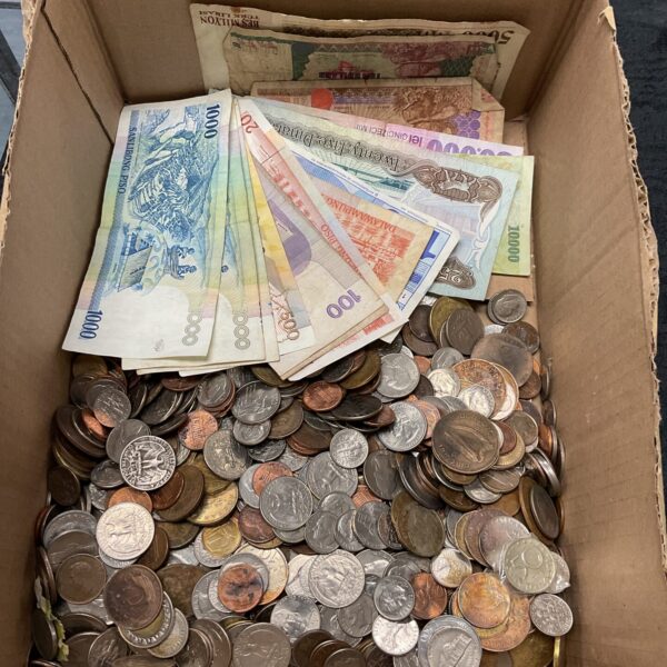 Mixed lot of coins and banknotes for collectors.