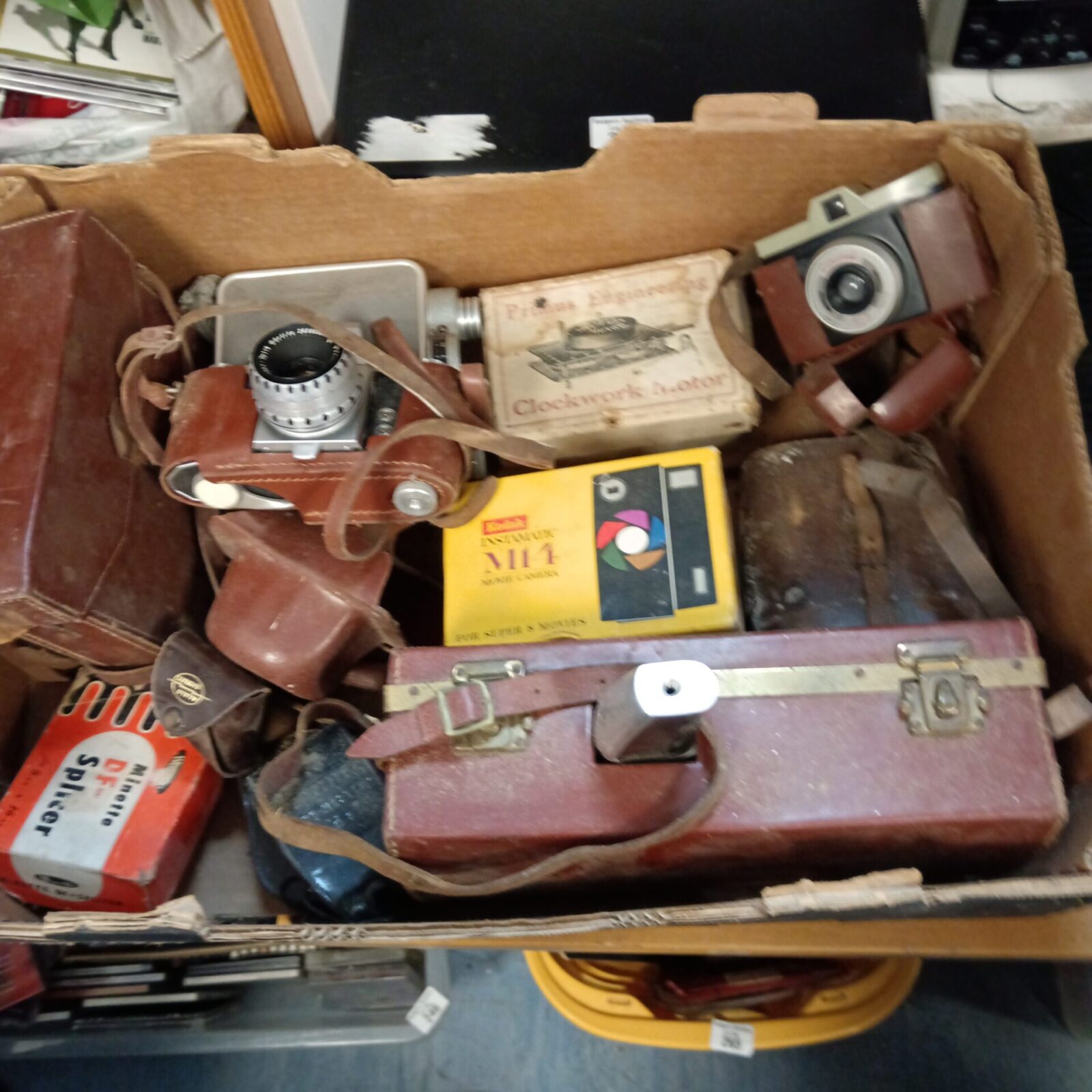Tray of vintage cameras including primus clockwork motor