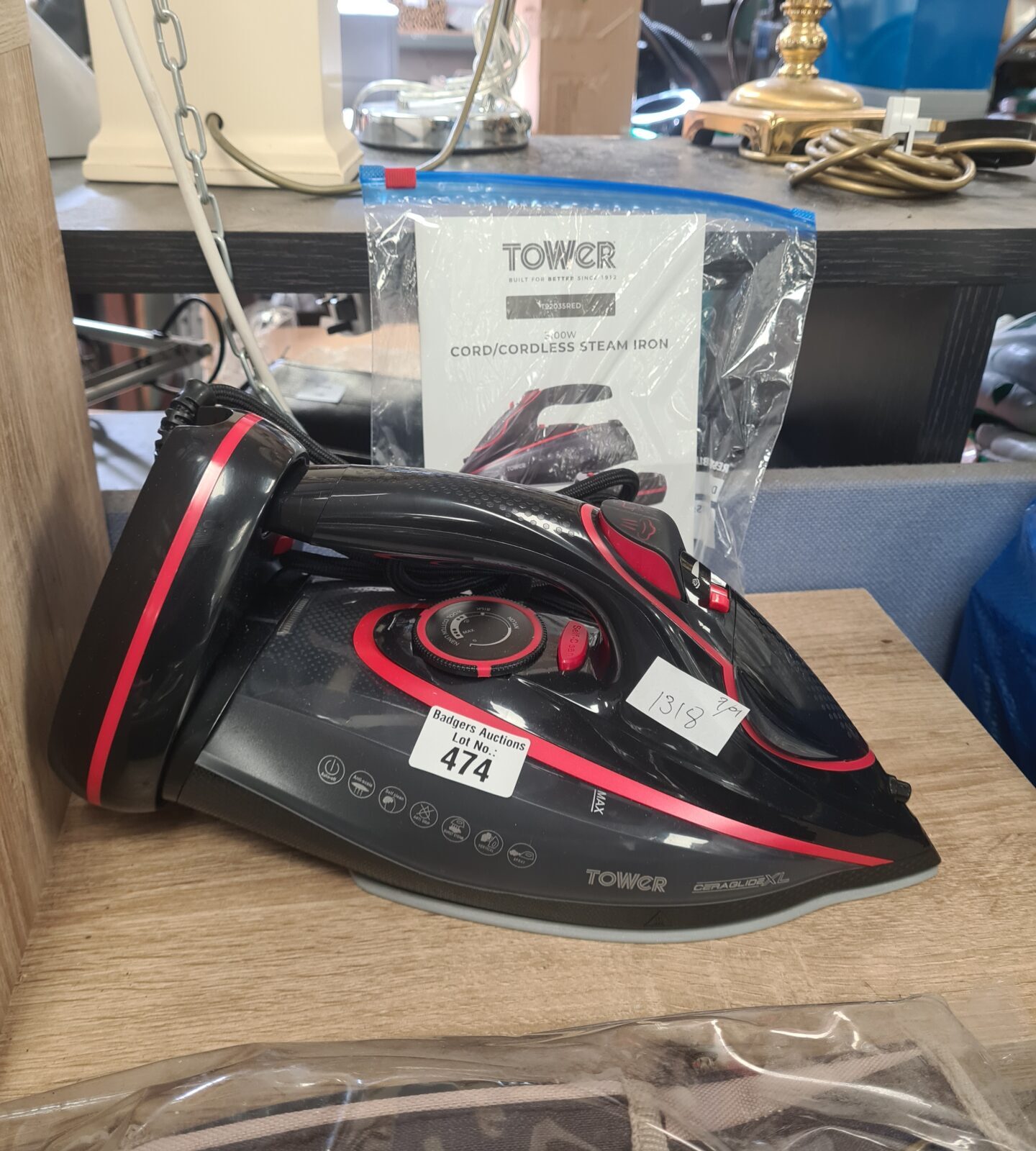 Tower cord/cordless steam iron