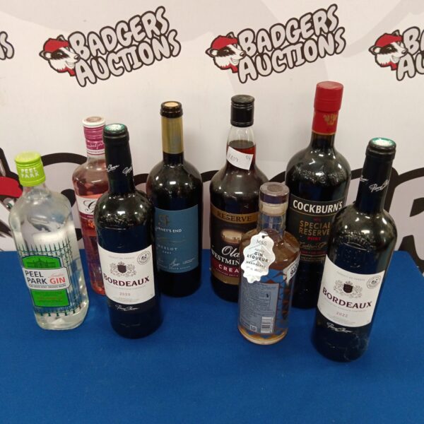 Mixed lot of alcohol including gin and wine bottles.