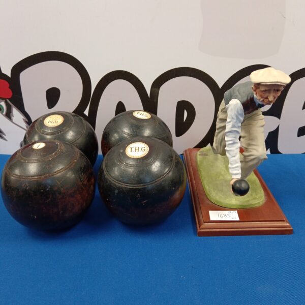 Vintage 1924 Thomas Taylor lawn bowls set with resin figurine.