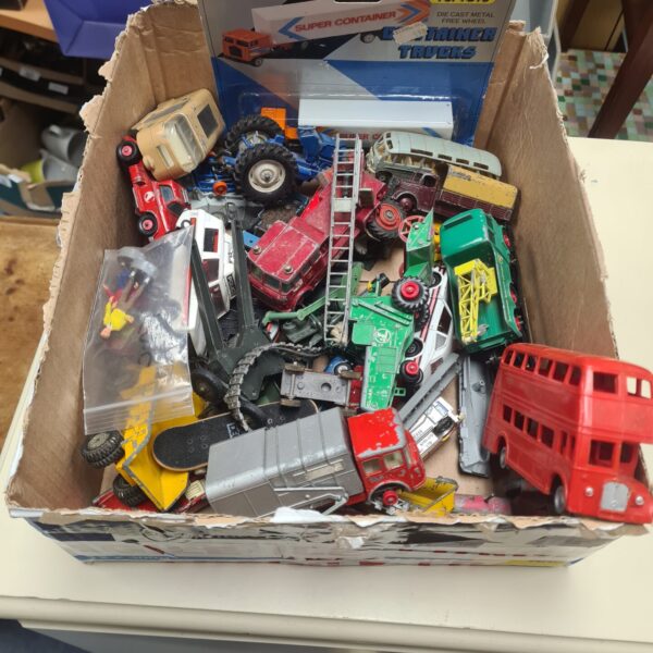 Mixed lot of vintage and modern diecast model vehicles.