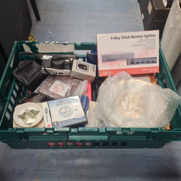 Mixed lot of collectors items including a vintage camera and DS game.