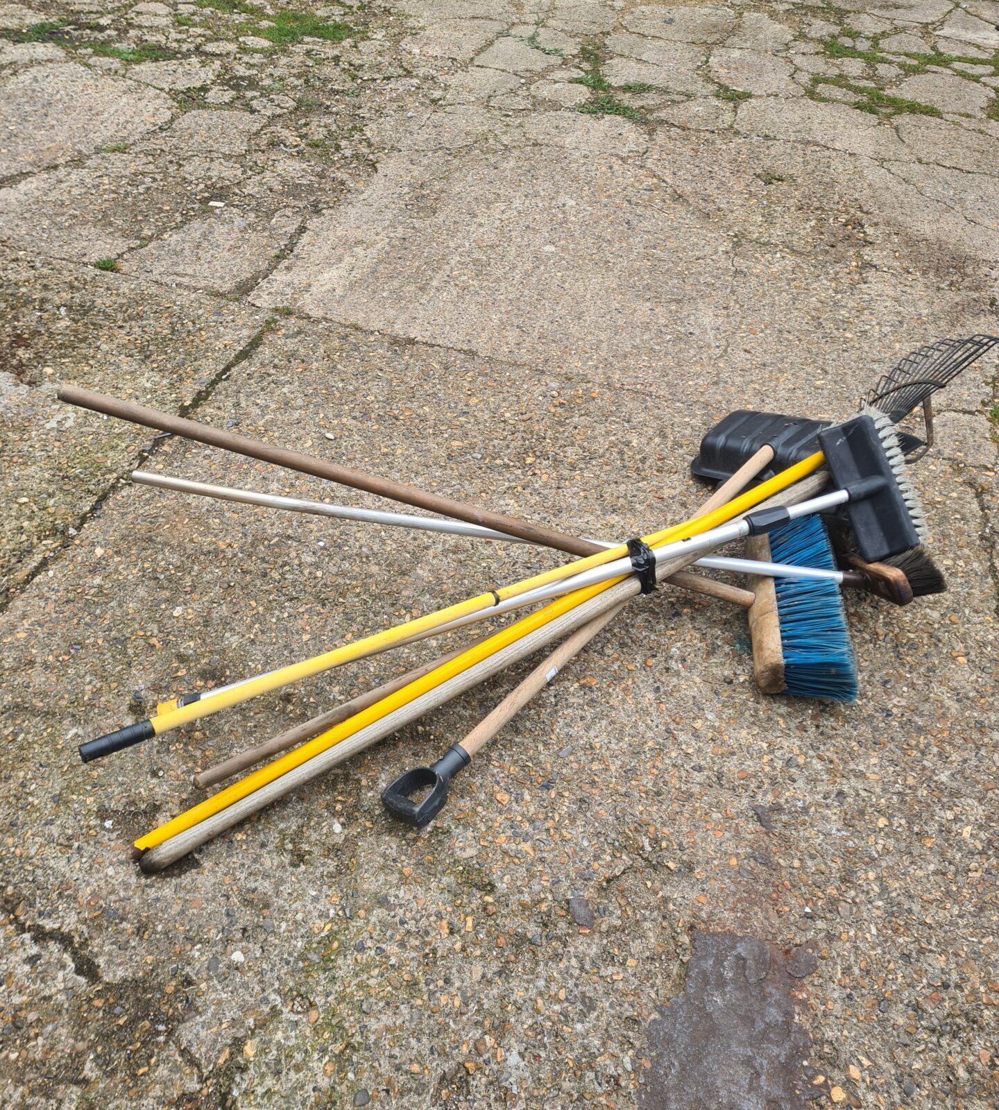 Bundle of garden brushes