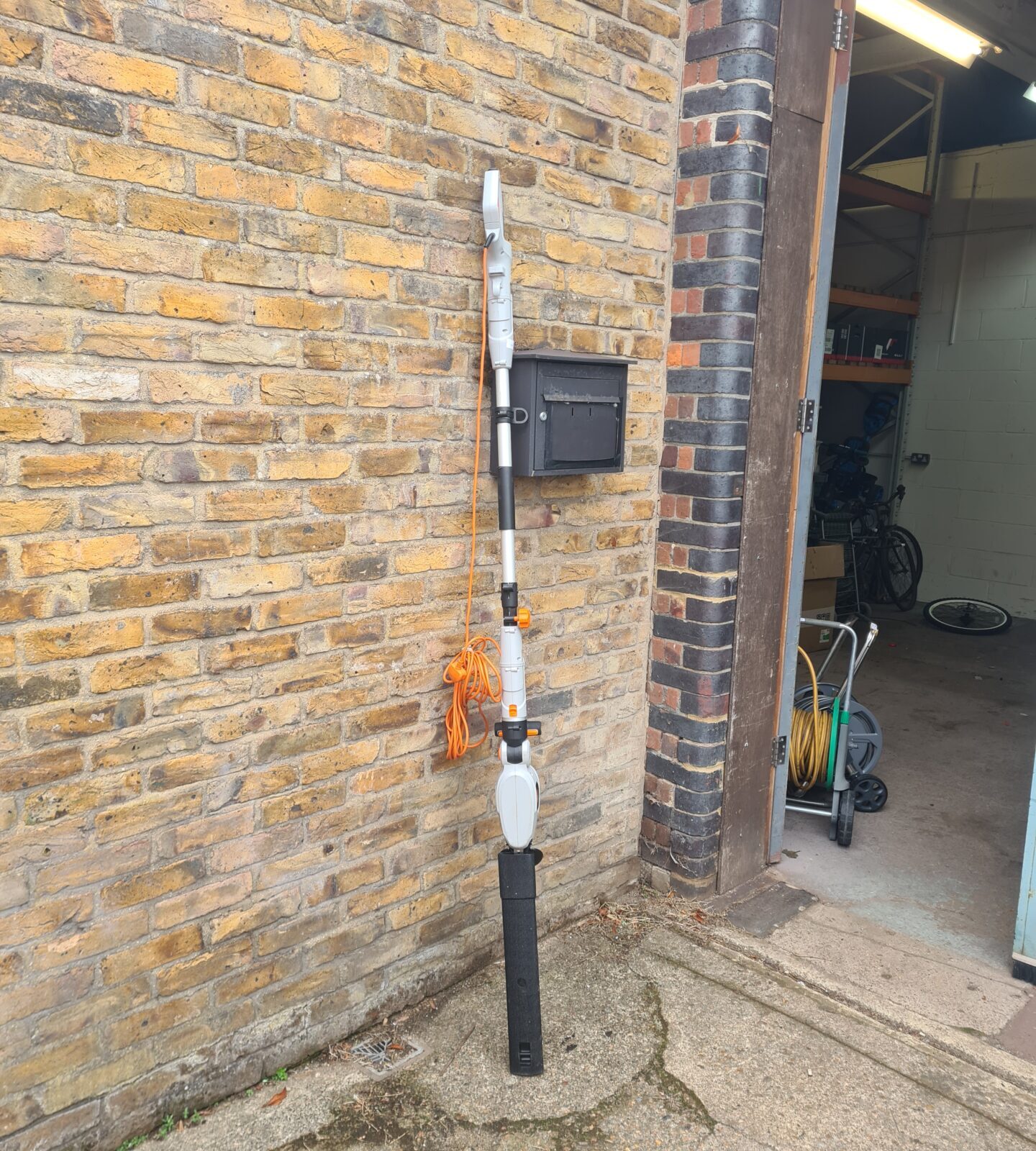 Vonhaus heavy duty hedge cutter working