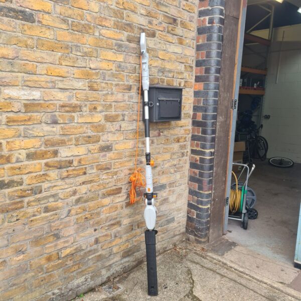 Vonhaus heavy duty hedge cutter working