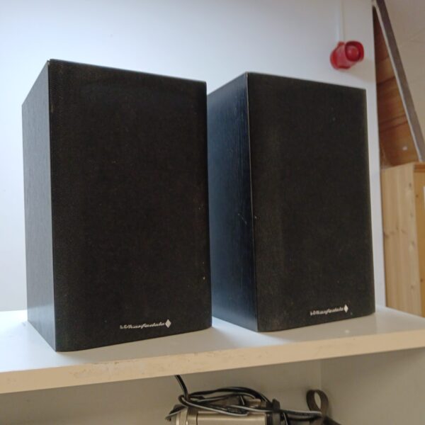 Pair of vintage Wharfdale Diamond 9.0 bookshelf speakers on a shelf.
