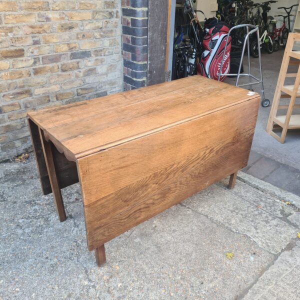 Antique Georgian drop leaf table in mahogany wood.