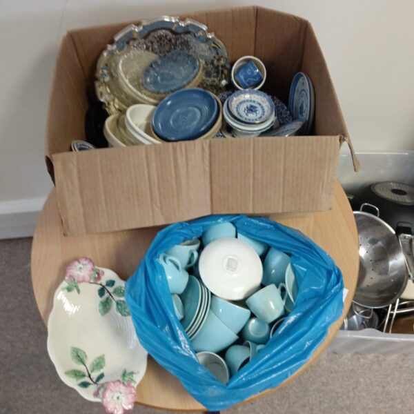 Overview of a mixed china lot with vintage teacups and plates.