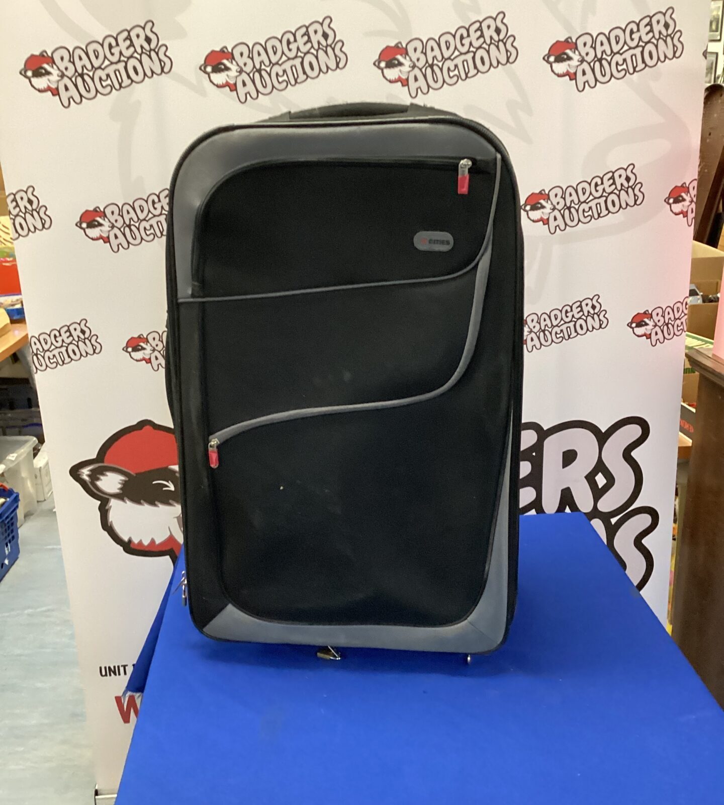 Black 5 Cities wheeled suitcase with extendable handle for travel.