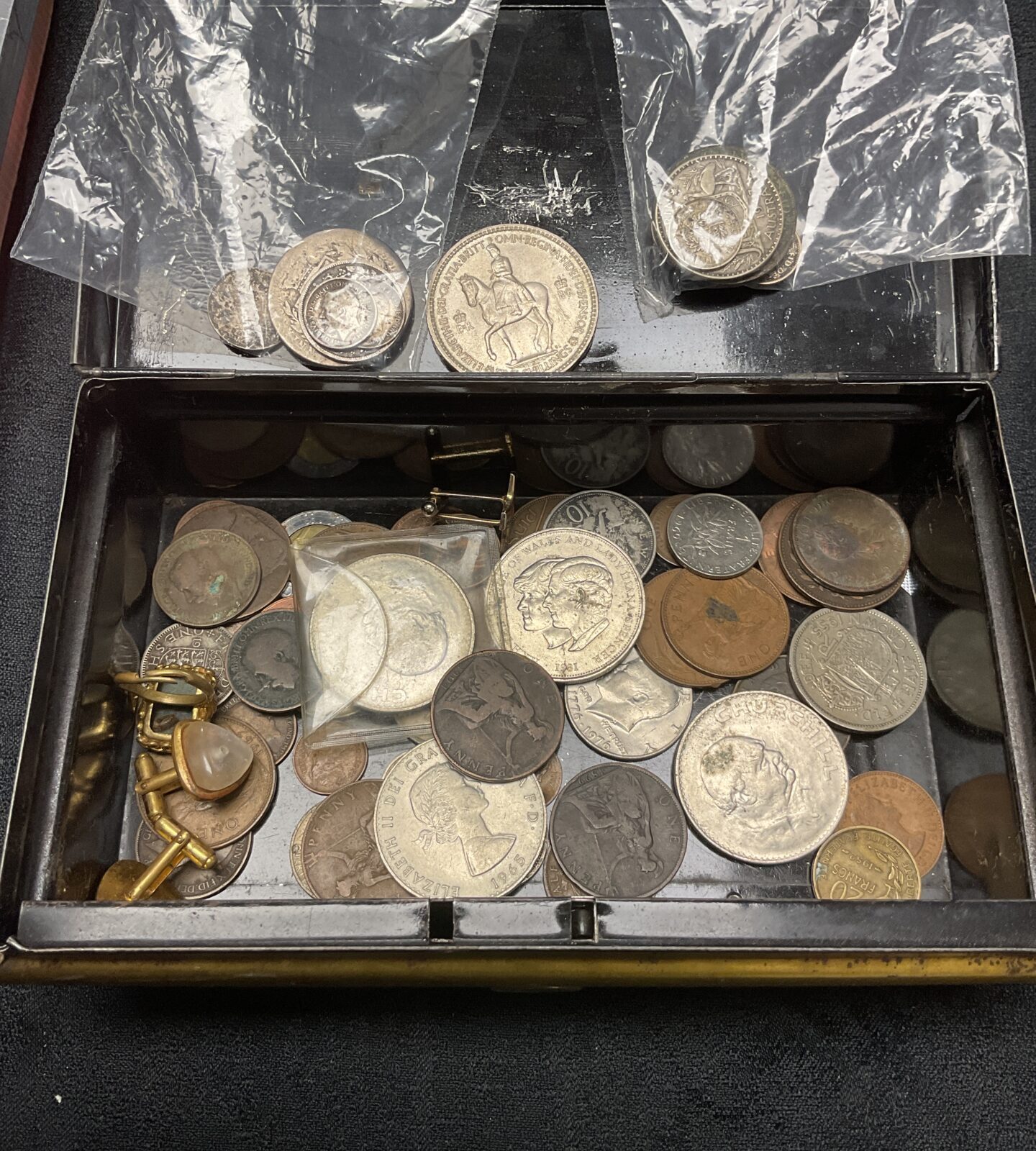 cash tin with assorted coins – Badgers Auctions