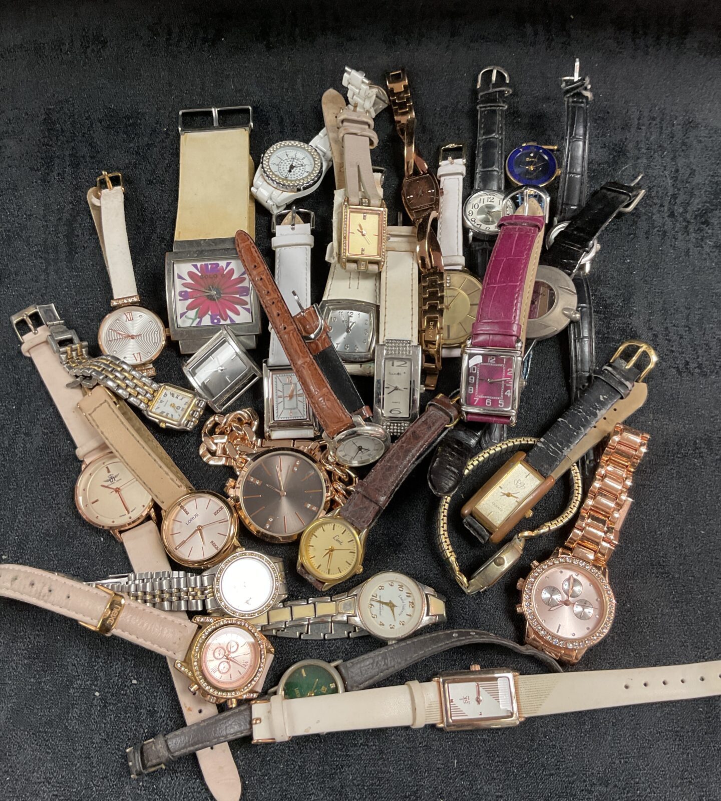 Diverse lot of assorted vintage and modern wristwatches for collectors.