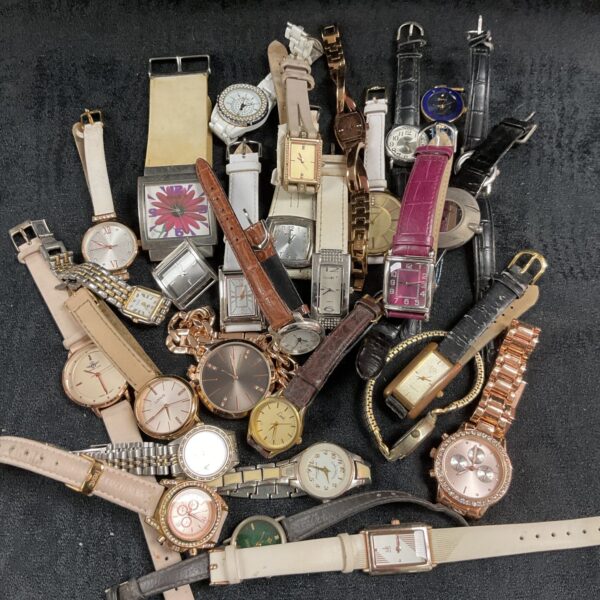 Diverse lot of assorted vintage and modern wristwatches for collectors.