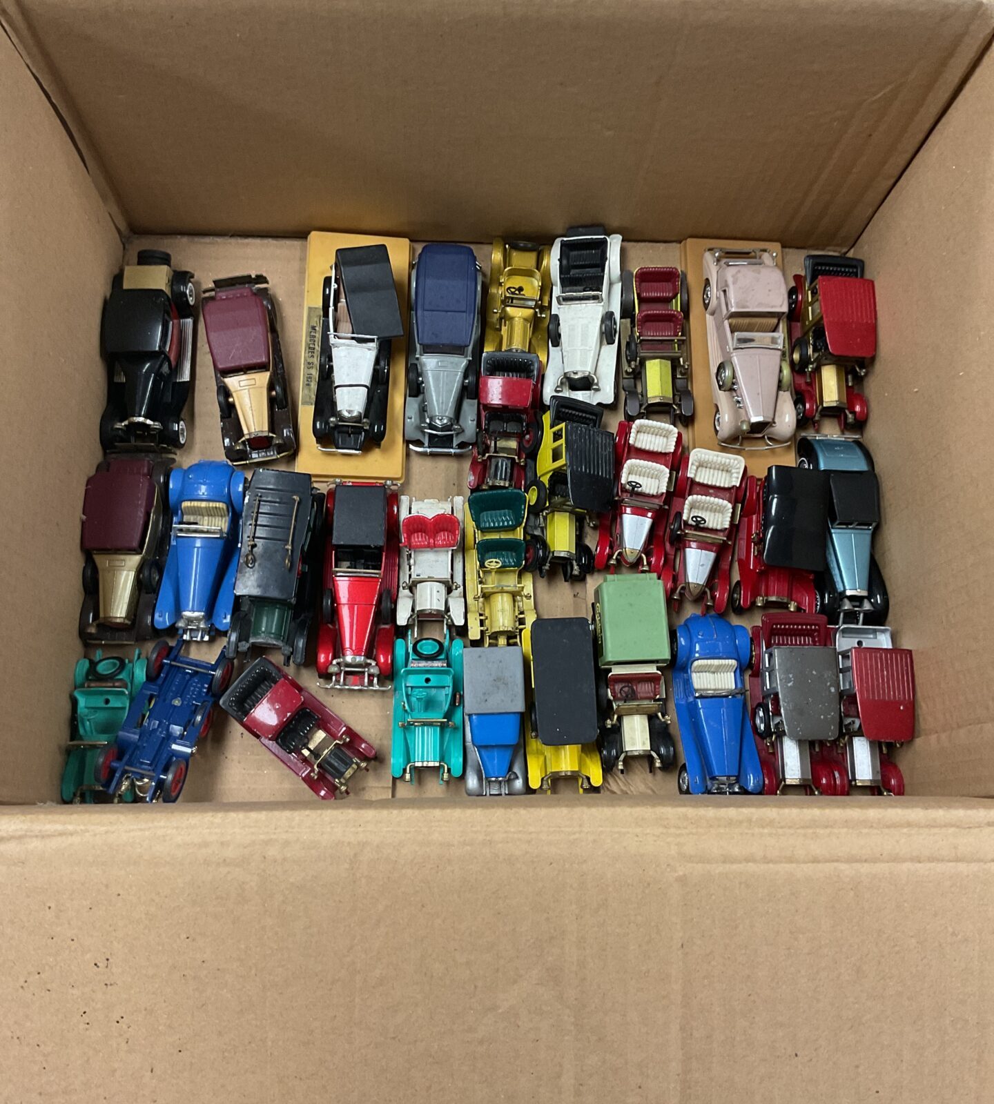 Overview of a large lot of vintage diecast model cars.