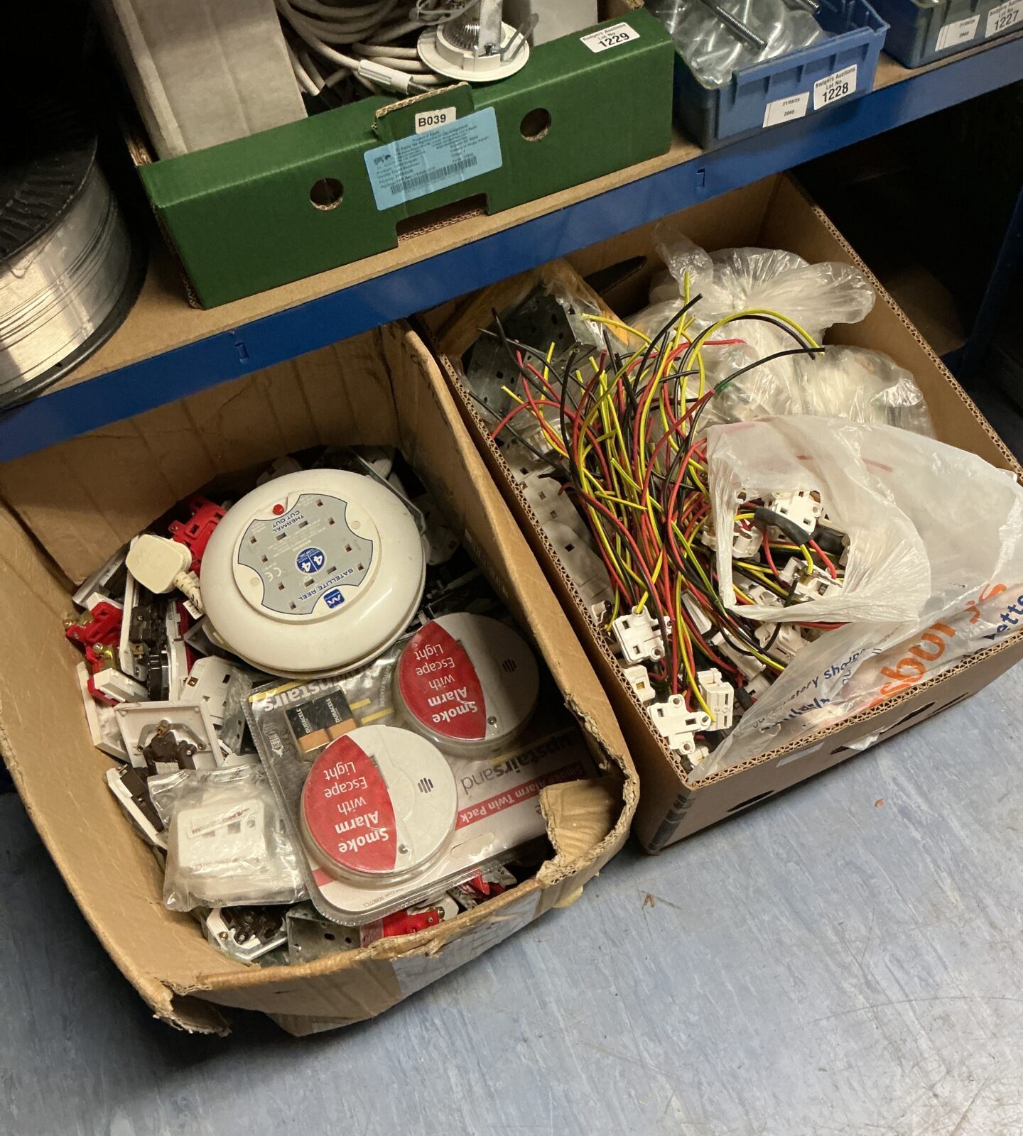 Mixed lot of electrical fittings and smoke alarms for DIY projects.