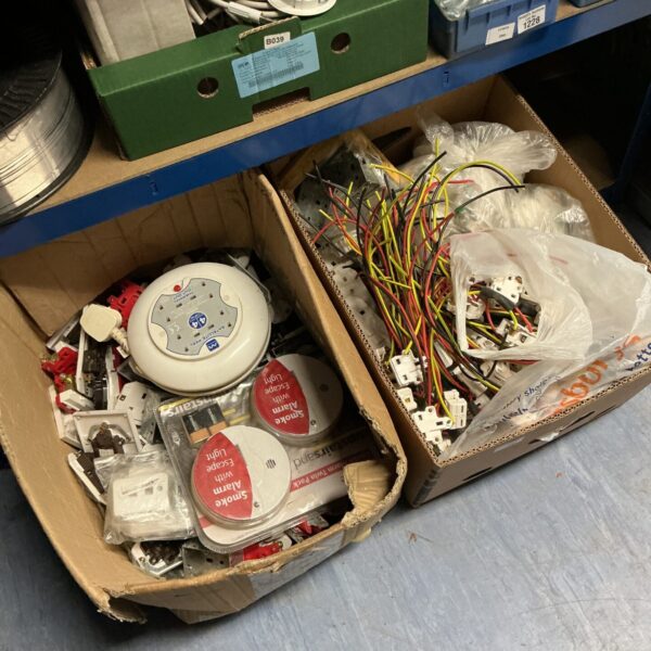 Mixed lot of electrical fittings and smoke alarms for DIY projects.