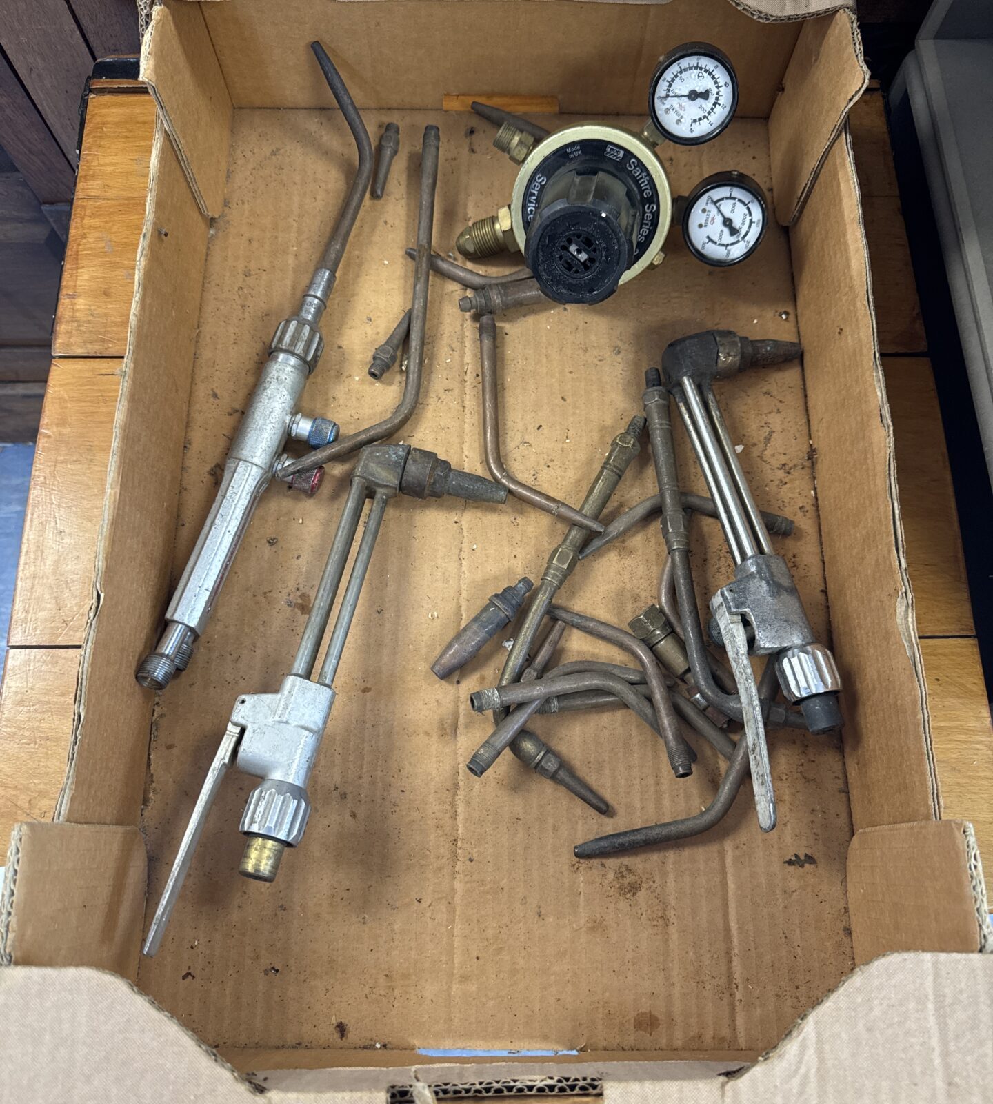 Tray of assorted welding torches, nozzles & a saffire series 3 gas bottle regulator