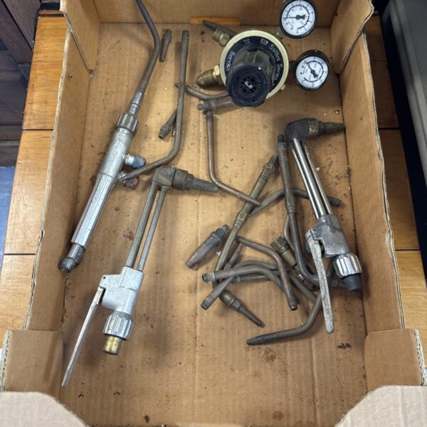 Tray of assorted welding torches, nozzles & a saffire series 3 gas bottle regulator