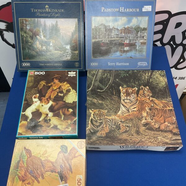 Mixed lot of jigsaw puzzles including Thomas Kinkade and Gibson brands.