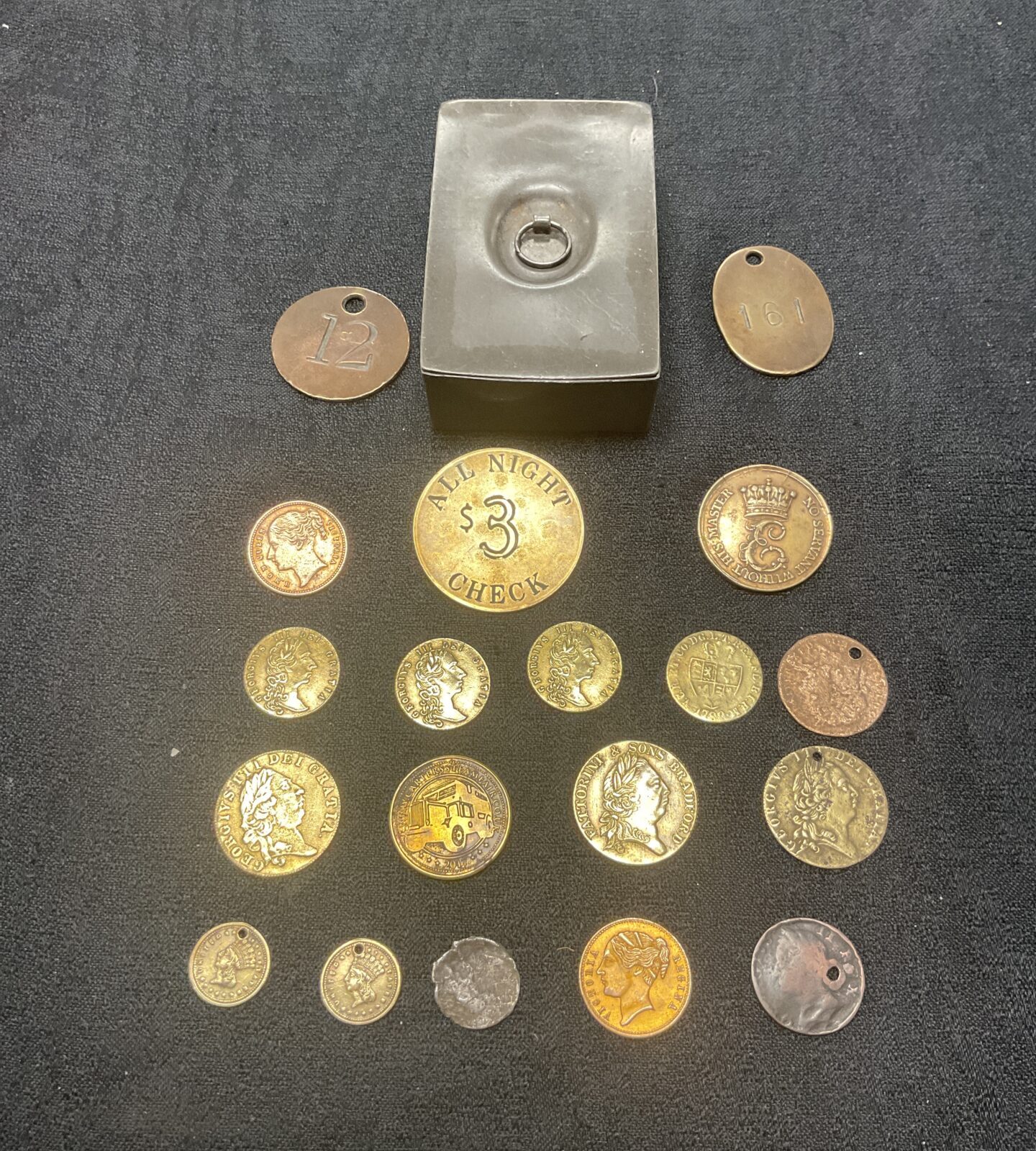 Antique pewter box with a collection of gaming tokens /coins Inc dodge city the china doll token and Cumberland jack token - Image 2