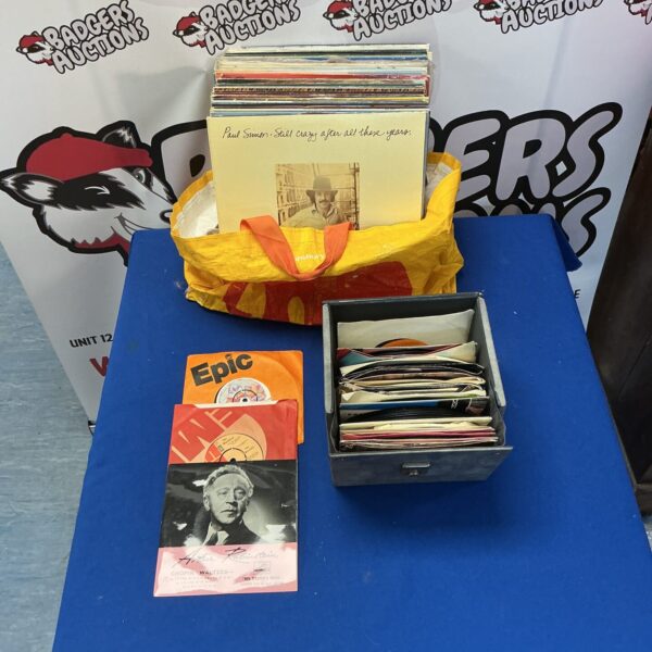 Mixed lot of vinyl records including 7 and 12 inch formats.