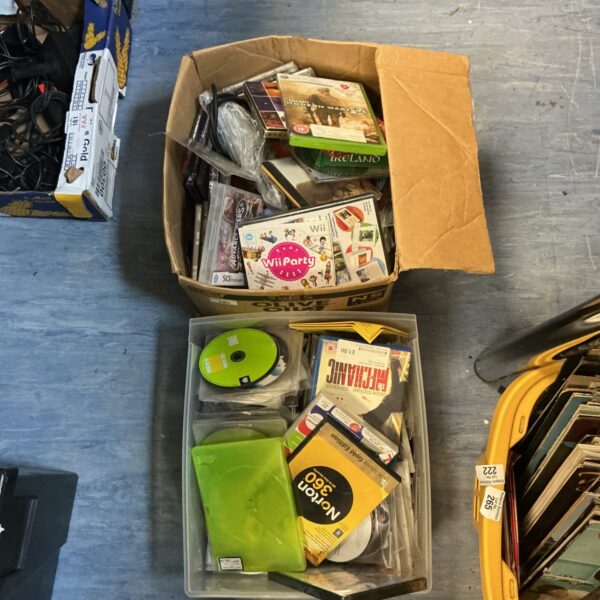 Mixed CD and game lot including Call of Duty MW2.