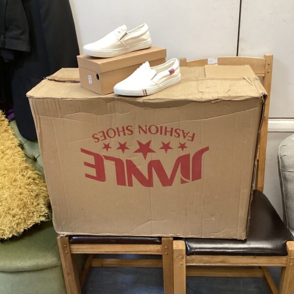 Box containing a large lot of fashion shoes, size 39.