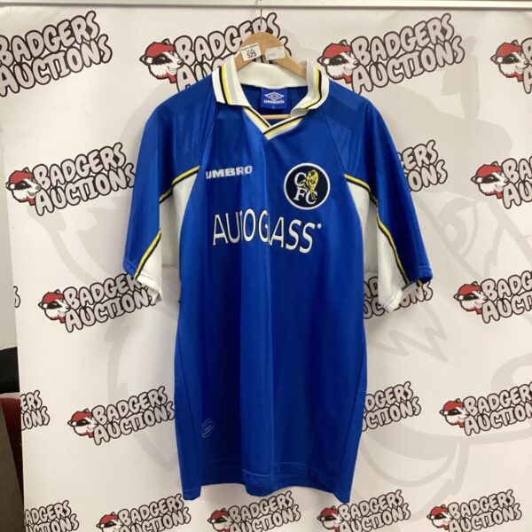 Vintage XL Chelsea football shirt by Umbro, classic blue design.