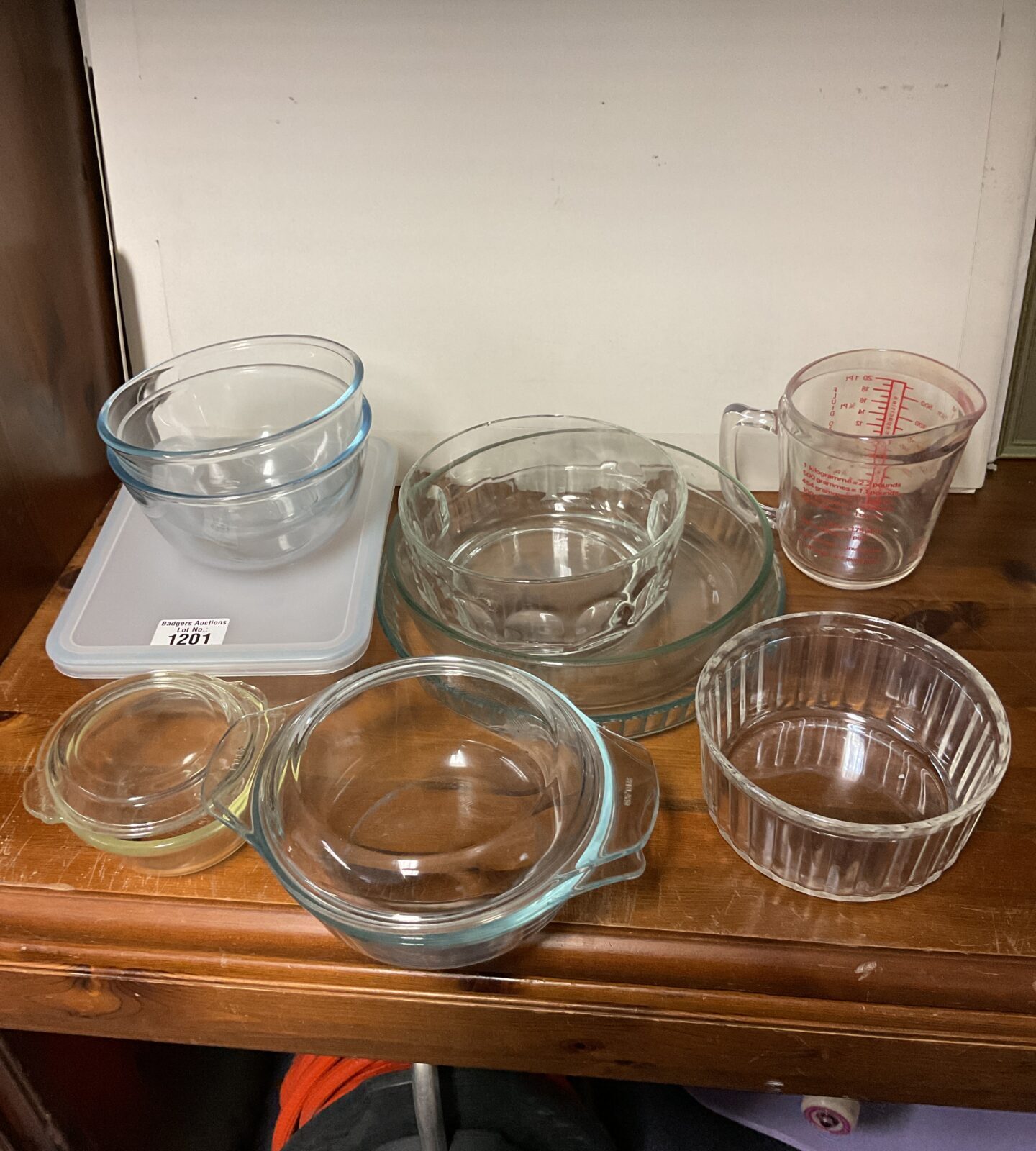 Quantity of pyrex glass bowls & jug