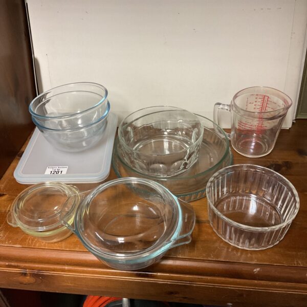 Quantity of pyrex glass bowls & jug