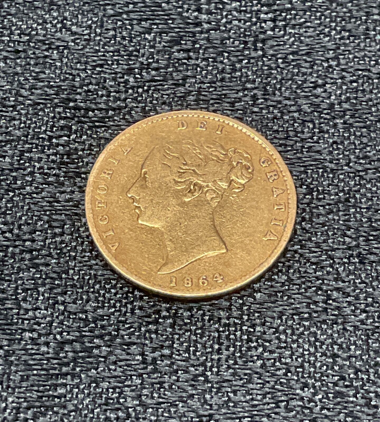 1864 Young Victoria head Gold Half Sovereign