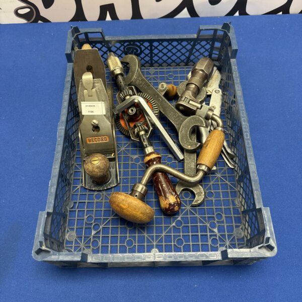 Tray of assorted vintage hand tools inc record no4 wood plane